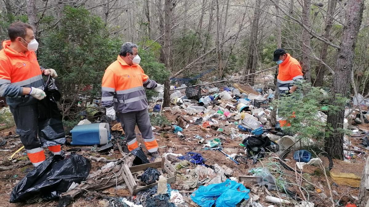 El Ayuntamiento de Peñíscola decidió intervenir y limpiar el vertedero ilegal de la Serra d&#039;Irta ante la pasividad de la Generalitat.