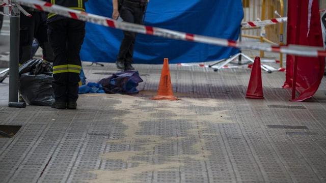 Traçat de la sang cobert per serradures al carrer de Balmes, després de l’assassinat de dimecres. | JORDI COTRINA