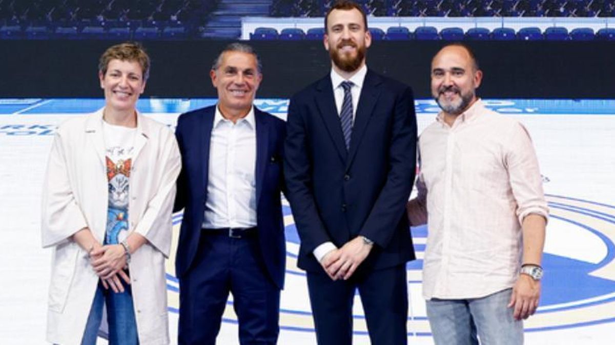 Elisa Aguilar, junto a Sergio Scariolo, Sergio Rodríguez y Chus Mateo