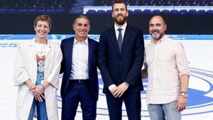 Elisa Aguilar, junto a Sergio Scariolo, Sergio Rodríguez y Chus Mateo