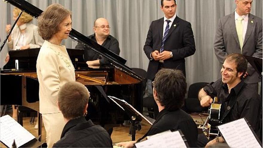 Doña Sofía estuvo muy amable con los músicos de la &quot;big band&quot; de jazz del conservatorio con los que habló.