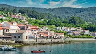 El pueblo más bonito de España está en Galicia y tiene 30 hórreos pegados al mar