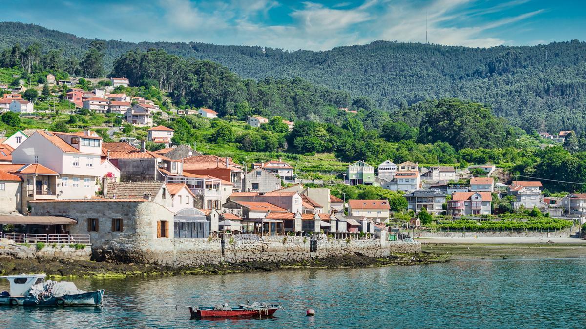 El hermoso pueblo gallego de Combarro a orillas del mar