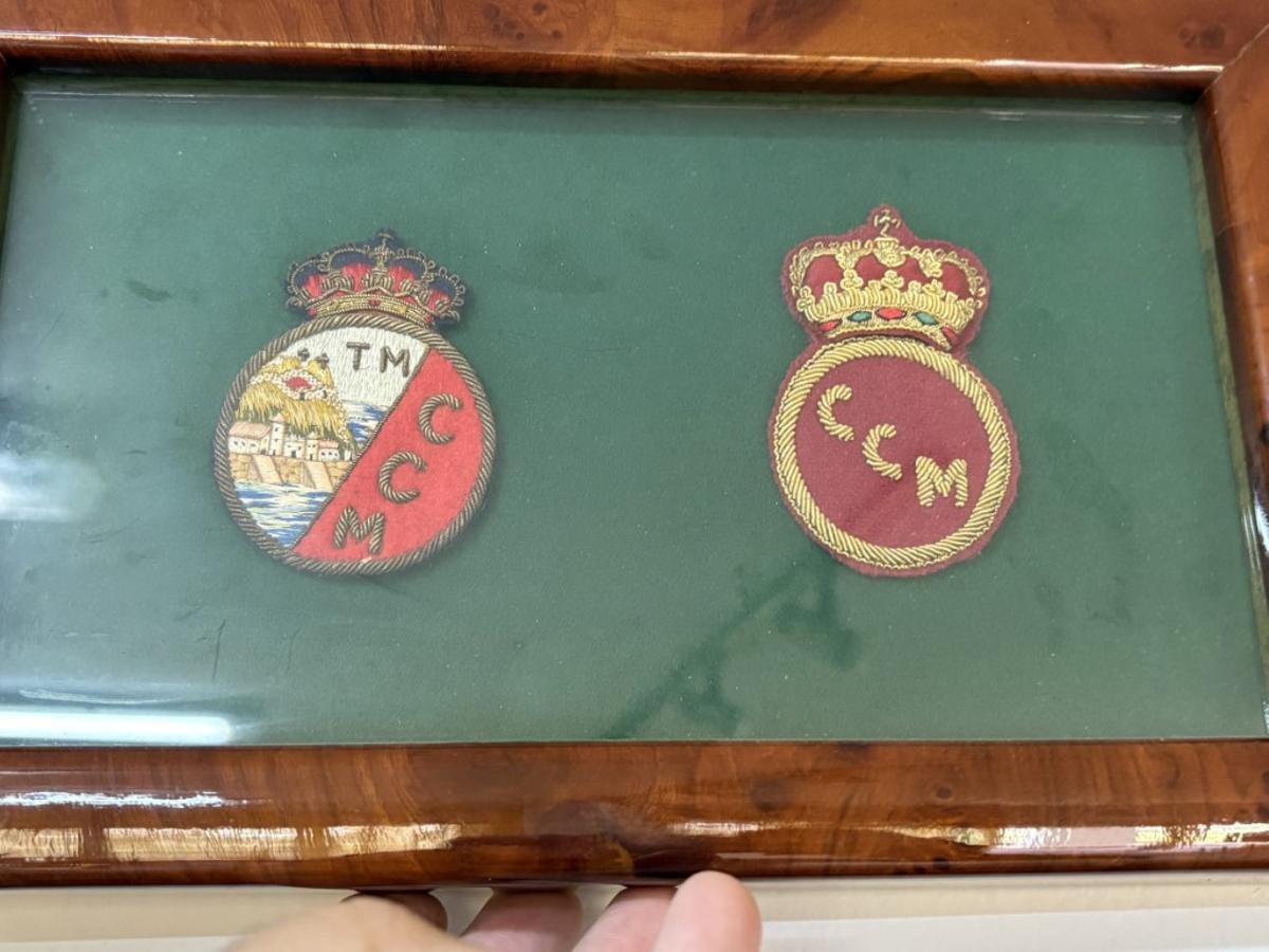 Antiguos escudos del histórico club de golf de Málaga.