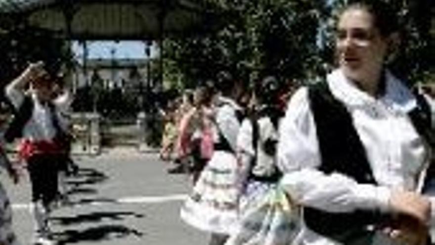 Grupos infantiles de baile actúan en San Francisco