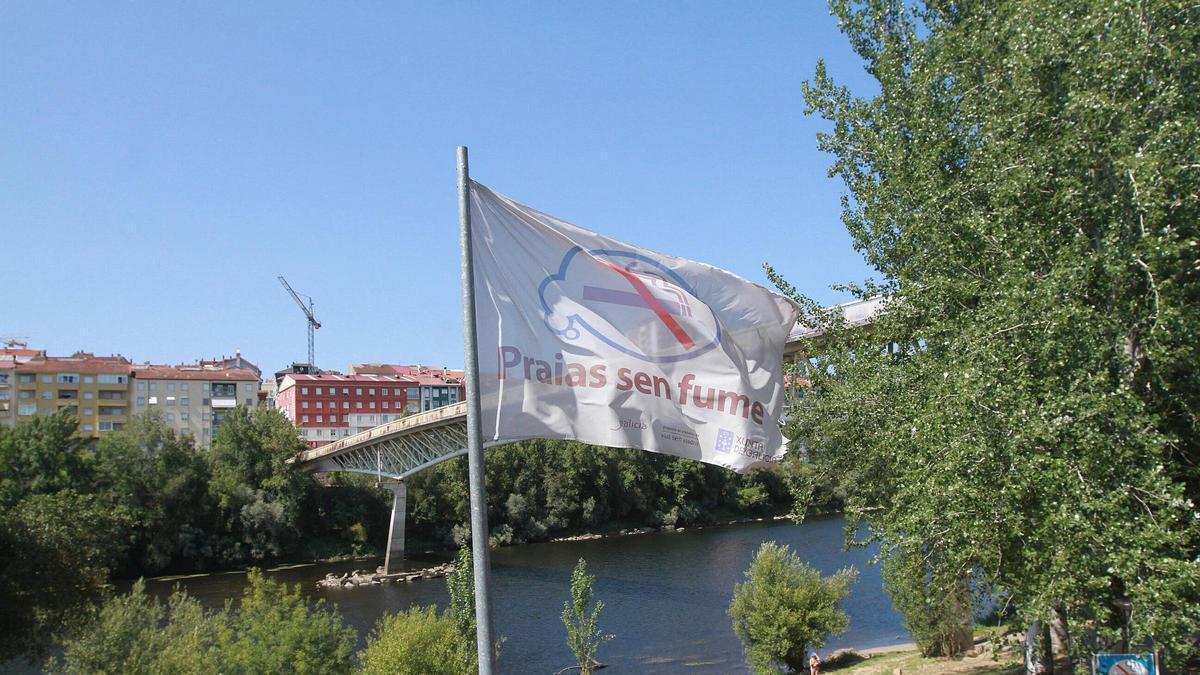 En la capital, la playa de A Antena sigue siendo el refugio climático de los ourensanos