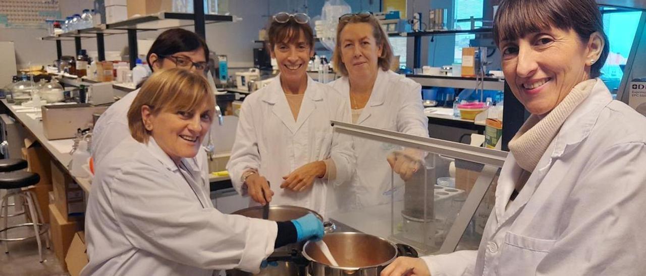 Las investigadoras participantes en el proyecto, durante el trabajo en el laboratorio.