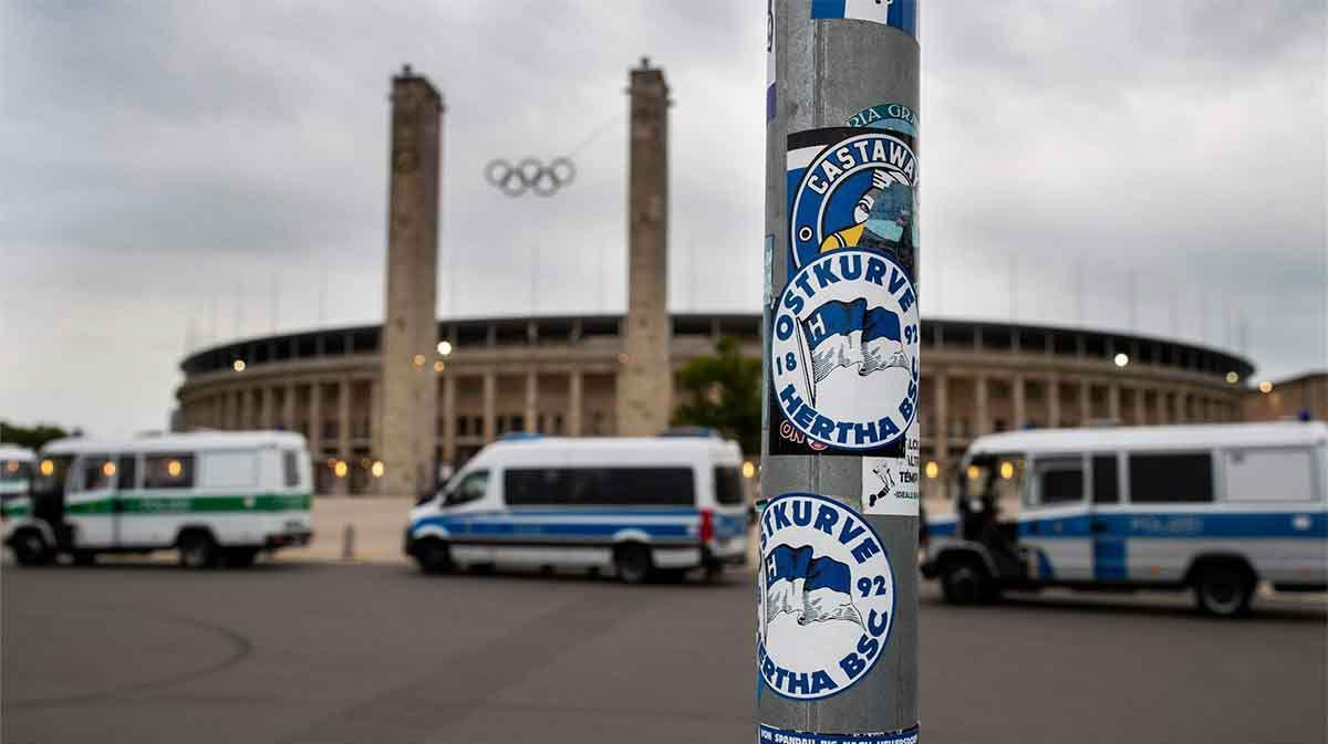 Ambiente exterior del partido de la Bundesliga entre el Hertha y el Union Berlin