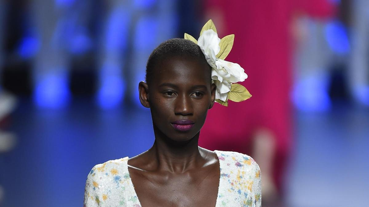 MBFWM: Duyos Primavera/Verano 2016, vestido blanco con maxi escote