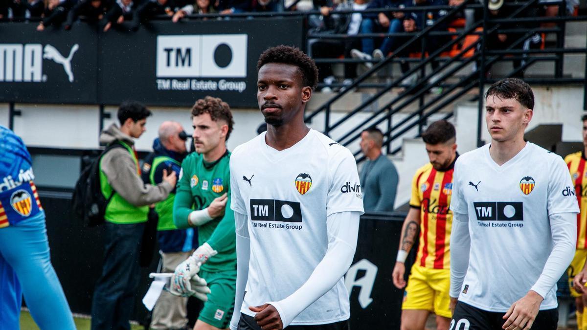 Amos Wanjala saltando al terreno de juego
