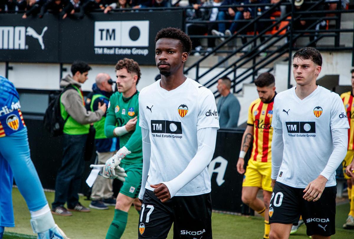 Amos Wanjala saltando al terreno de juego