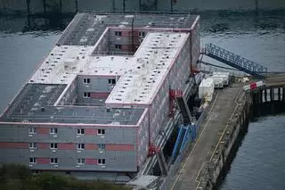Imágenes de la 'cárcel flotante' del Reino Unido: La barcaza Bibby Stockholm.