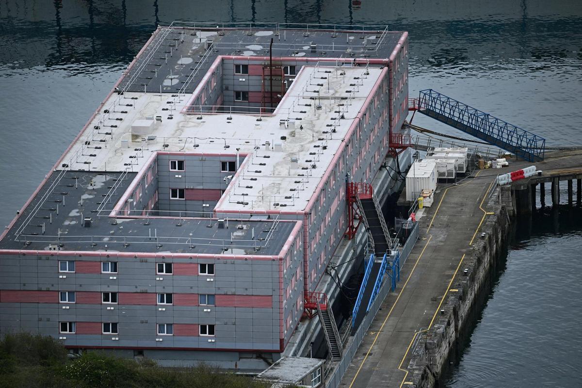 Los solicitantes de asilo en la cárcel flotante del Reino Unido: Te sientes como un prisionero