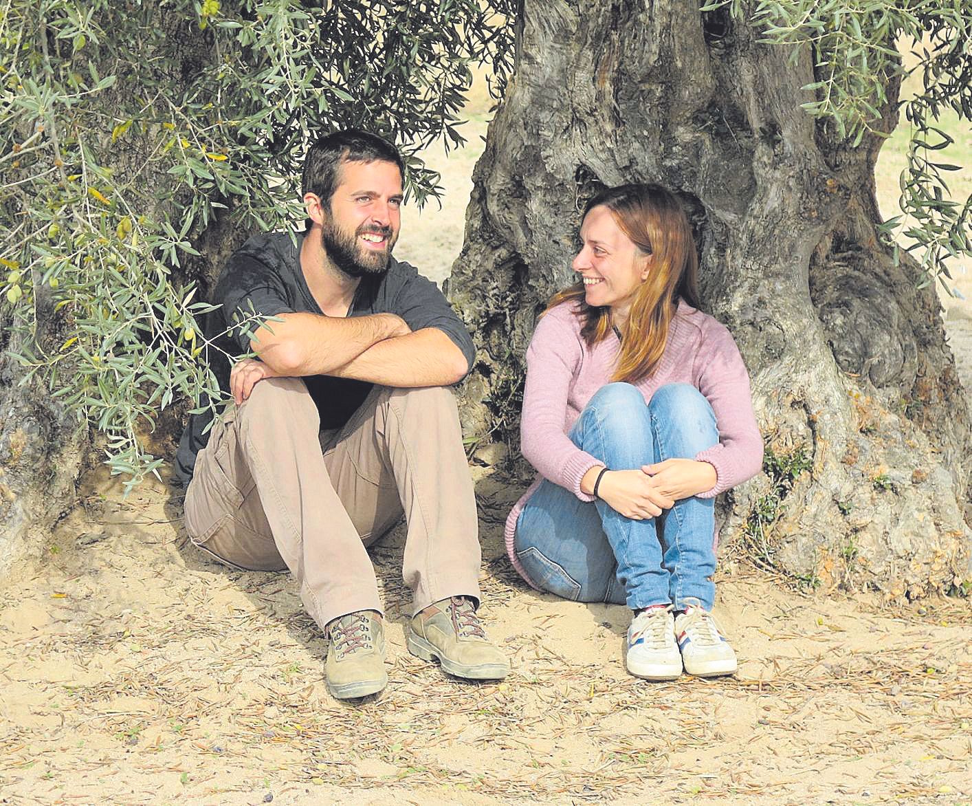 Guillermo Sánchez y Laura García en uno de los olivos de Arcicóllar (Toledo)