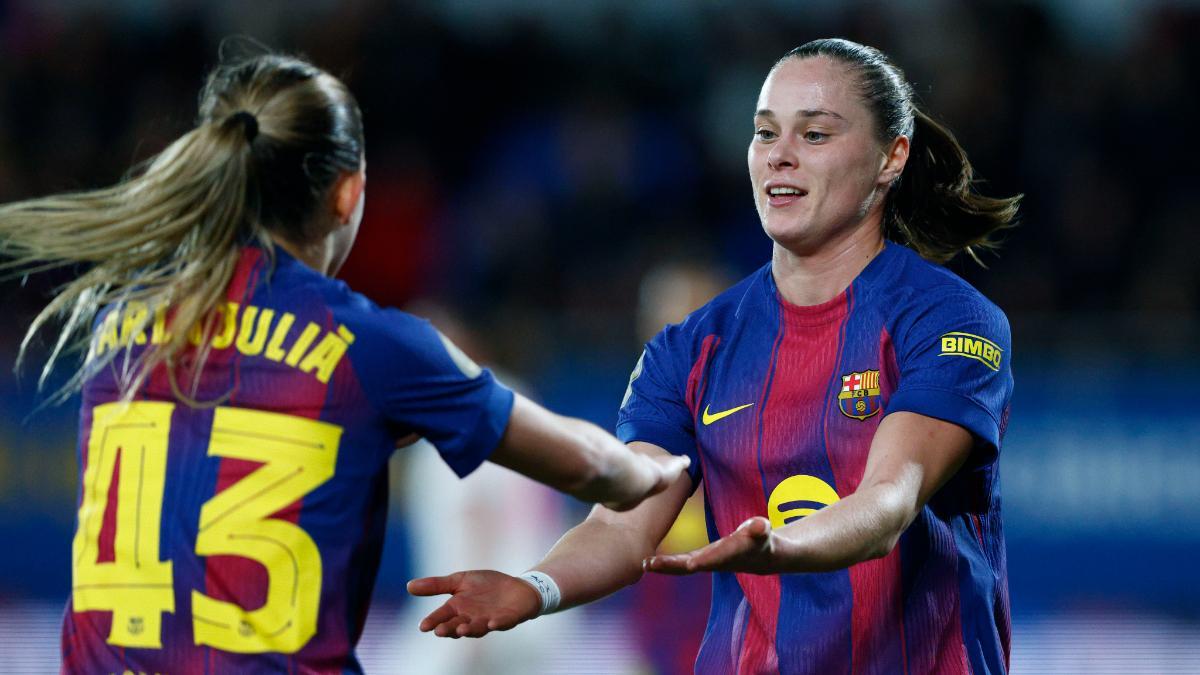 Ewa Pajor celebra un gol con Carla Julià