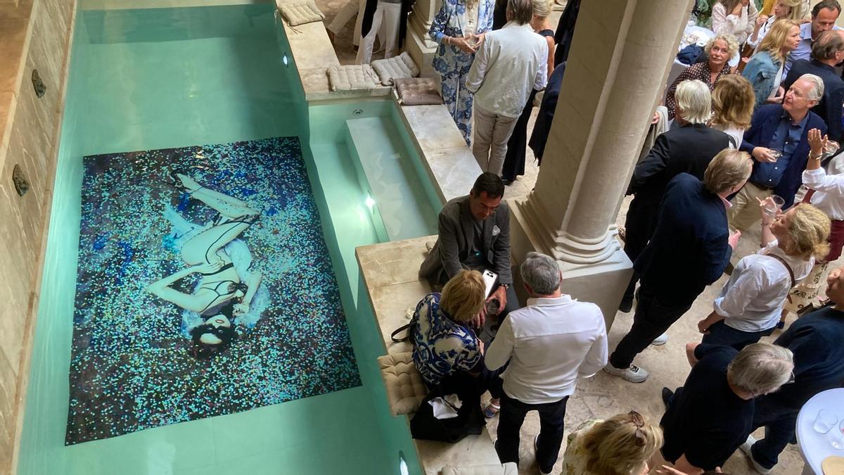 Eines der Bilder schmückte den Pool.