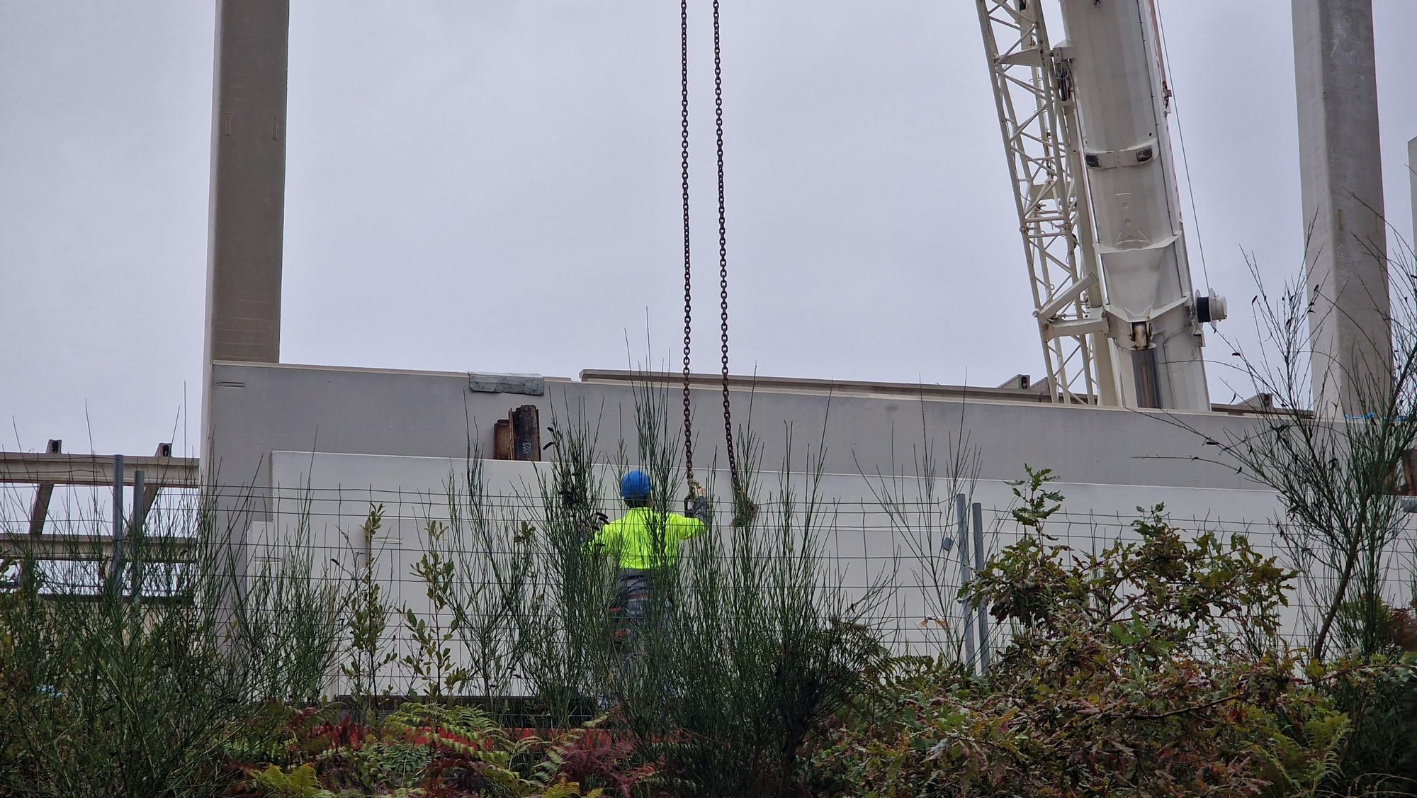 Obras de construcción de la megaplanta de Conservas Cerqueira, en el polígono industrial de Té (Rianxo).