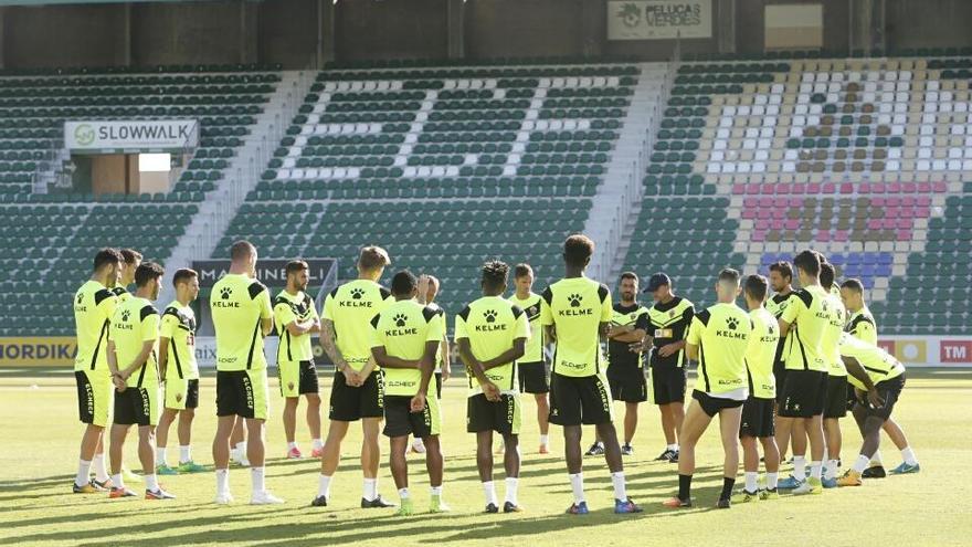 El Elche ha entrenado esta mañana a puerta cerrada en el Martínez Valero