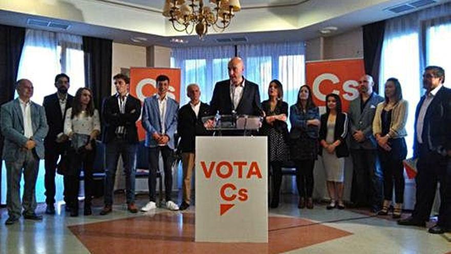 Gómez (centro), con el resto de candidatos en la presentación.