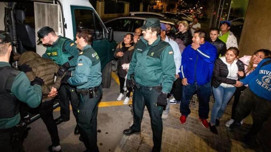 La Guardia Civil introduciendo en el furgón a dos de los cuatro detenidos por una agresión sexual múltiple.
