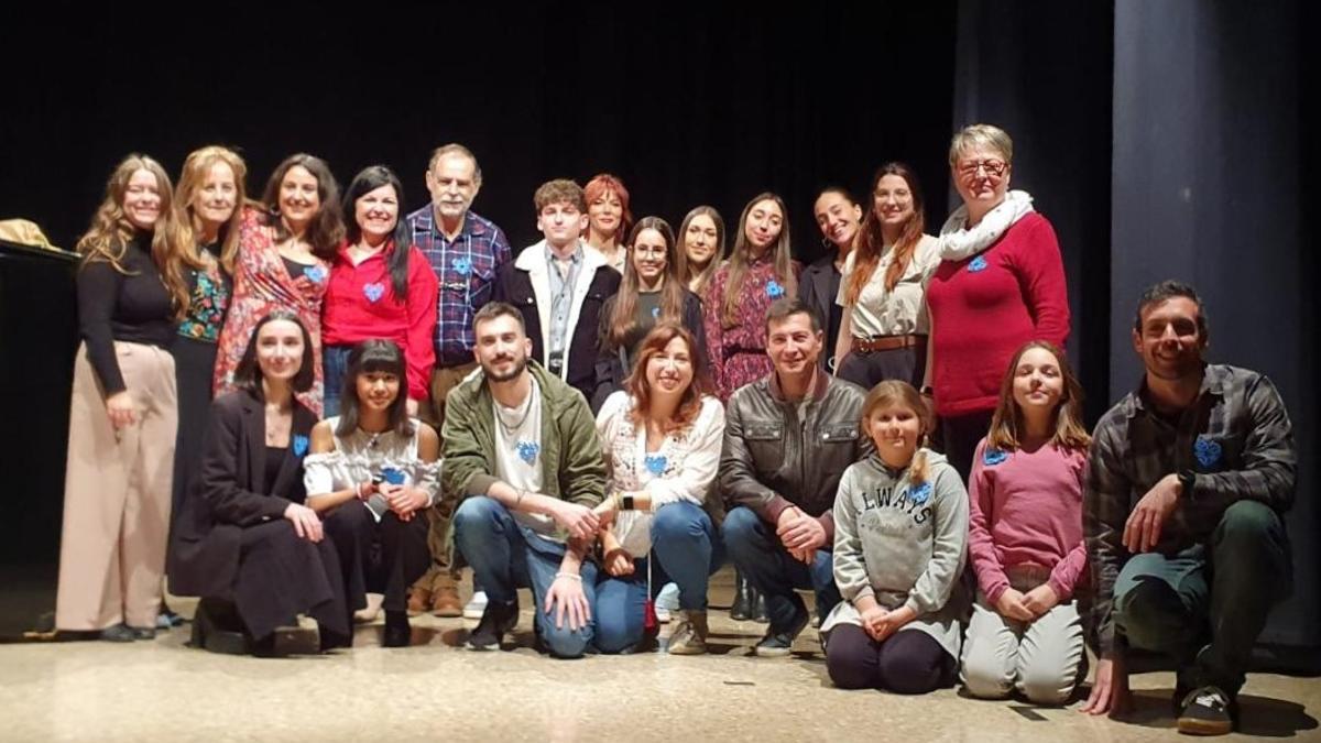 El coro del Liceu Piccolo, organizadores del concierto y autoridades municipales.