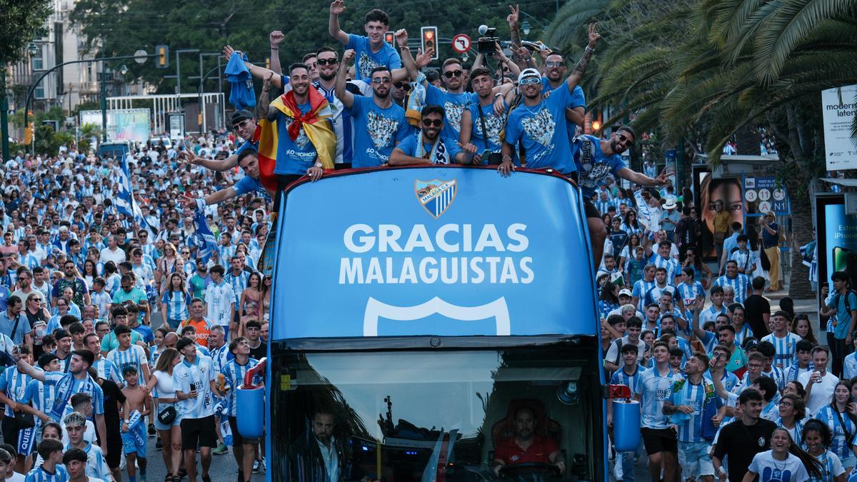 El Málaga CF celebra el ascenso por las calles de la ciudad.