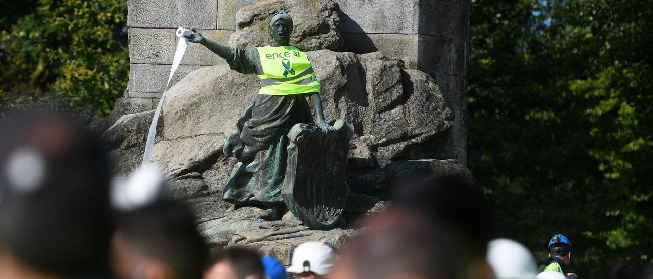 La estatua homenaje a los héroes de Ponte Sampaio con un chaleco.