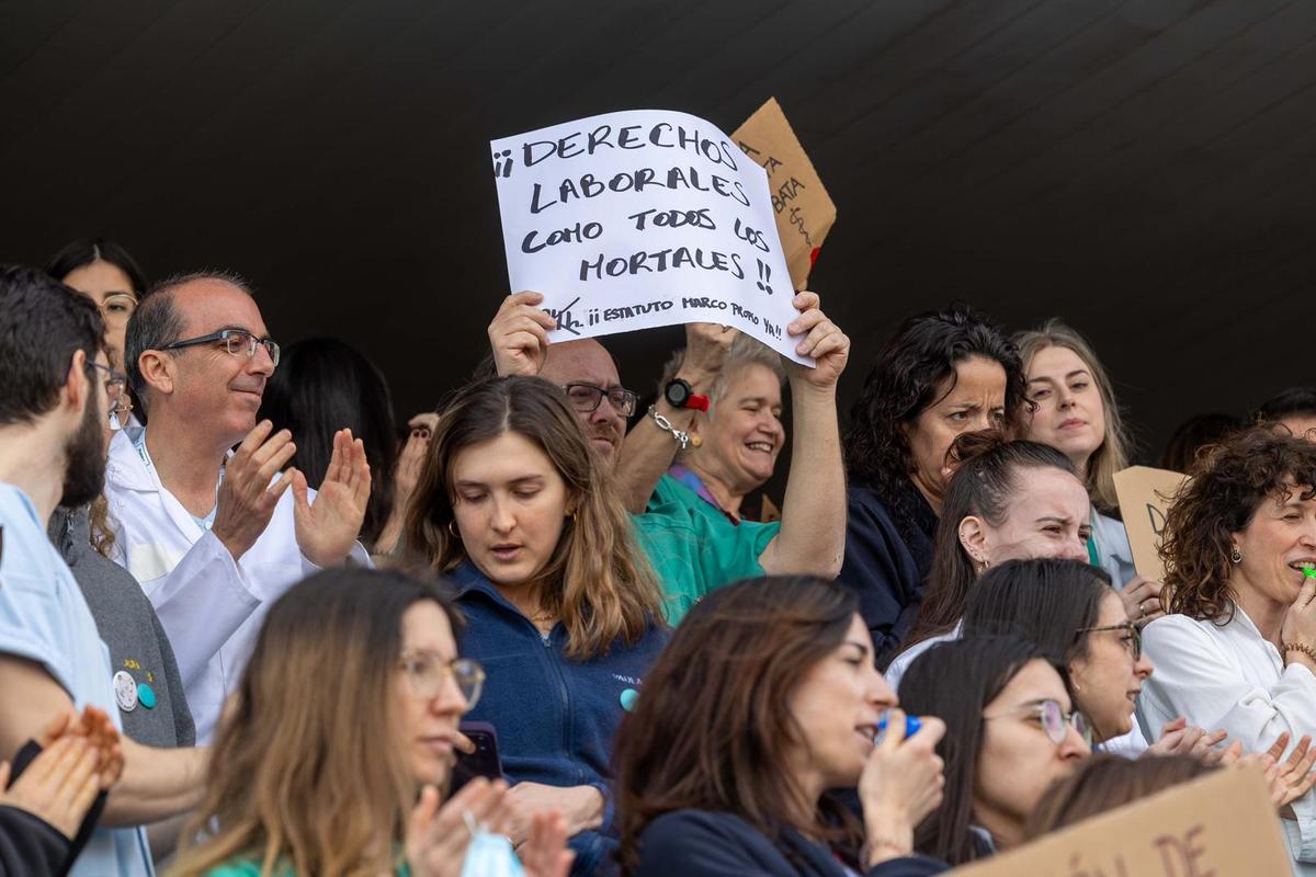 Concentración en el hospital Clínico en el último día de la huelga de médicos en Aragón.