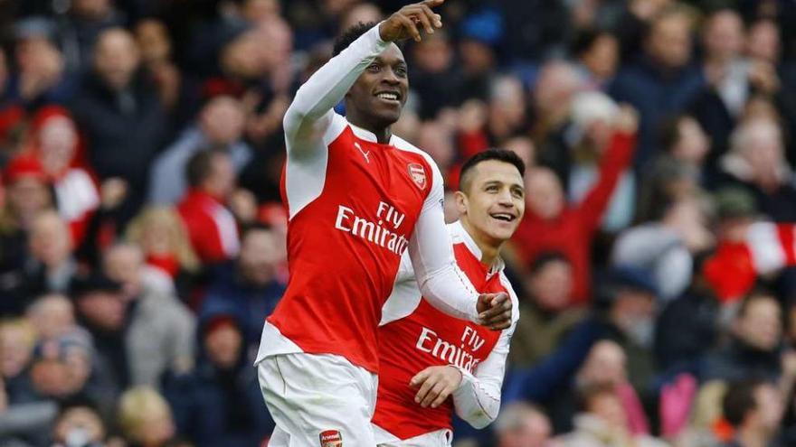 Welbeck, del Arsenal, celebra su gol en presencia de Alexis Sánchez. // Darren Staples