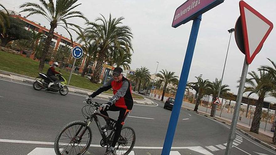 Un ciclista circulando -en imagen de archivo- por una de las calles que dan acceso al casco urbano de San Vicente.