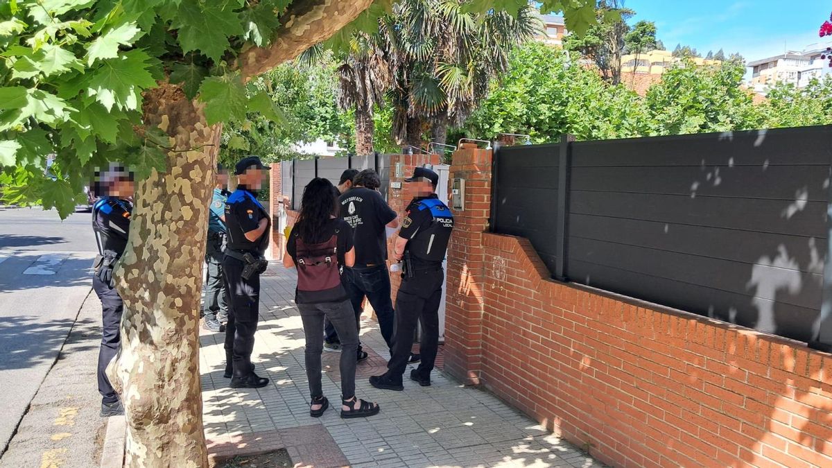 La comitiva encargada de precintar habla con el titular en la puerta del inmueble