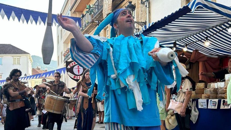 Un dos espectáculos itinerantes da pasada edición da Feira Medieval de Noia. | ECG