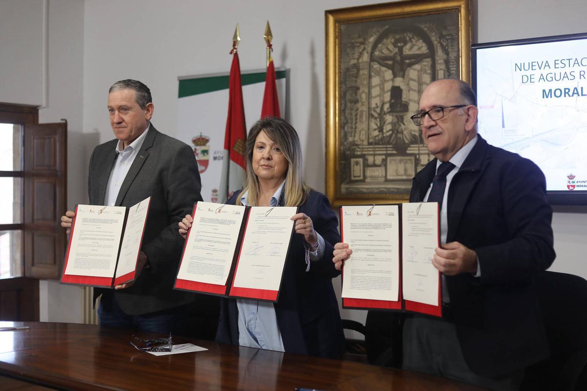 De izquierda a derecha, Faúndez, Lorenzo y Jiménez muestran el protocolo de colaboración firmado.