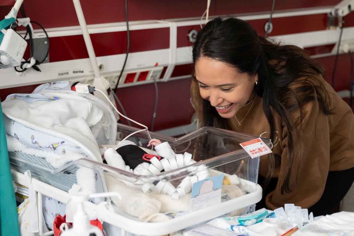 Los bebés ingresados en la UCI neonatal del Clínic se convierten en pequeños cocineros por Carnaval