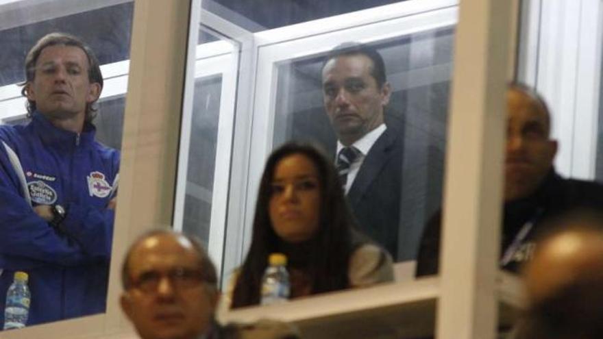 José Luis Oltra y Chema Sanz, presenciando el partido desde una de las cabinas de El Collao. / lof