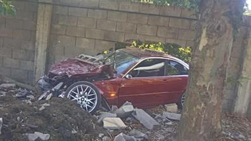 El coche atravesó el muro. |  //D.P.