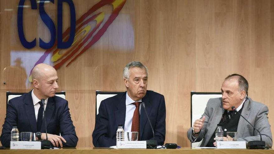 Tebas, a la derecha, durantela presentación del estudio Football Transfer Review sobre el mercado de fichajes de invierno. // Efe