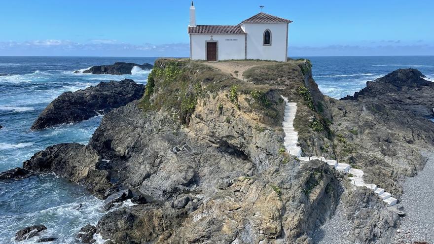 La peculiar ermita de Galicia a la que sólo se puede llegar cuando la marea está baja