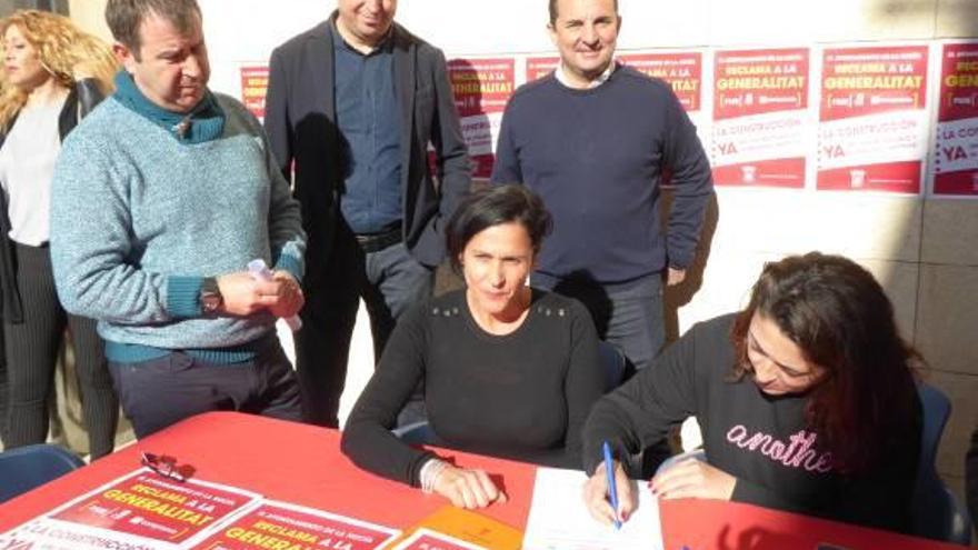 Recogida de firmas ayer en La Nucía.