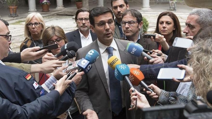 El alcalde de Granada, Francisco Cuenca, atiendiendo a los medios de comunicación