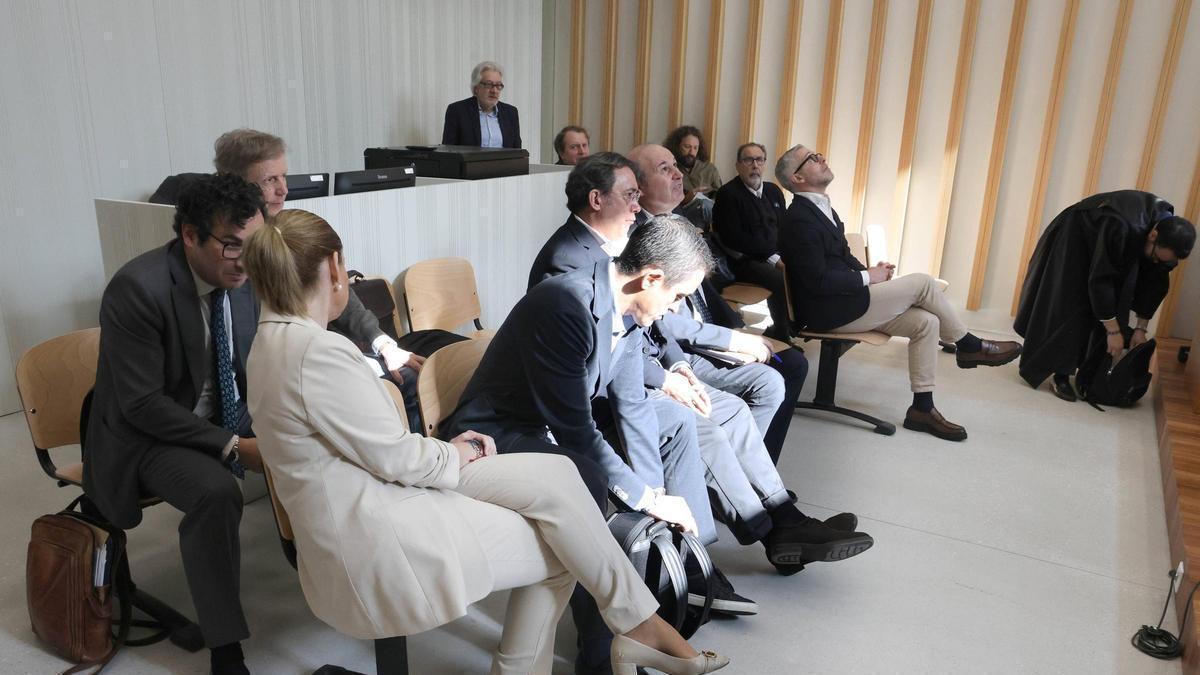 Inicio de la vista oral; en la fila delantera, Marián Mouriño, Miguel Álvarez, Antón Álvarez y José Manuel Amoedo; al otro lado del pasillo, José Gainzarain