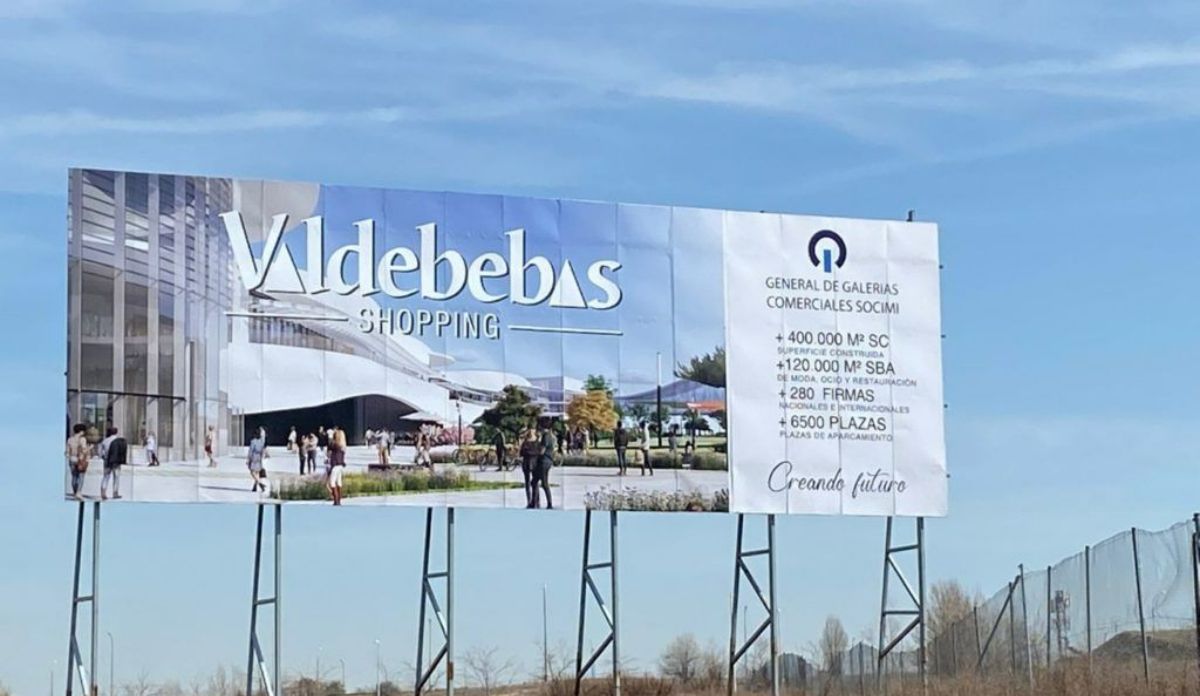 Imagen de la valla publicitaria que colocó en 2022 General de Galerías Comerciales sobre el proyecto de Valdebebas Shopping