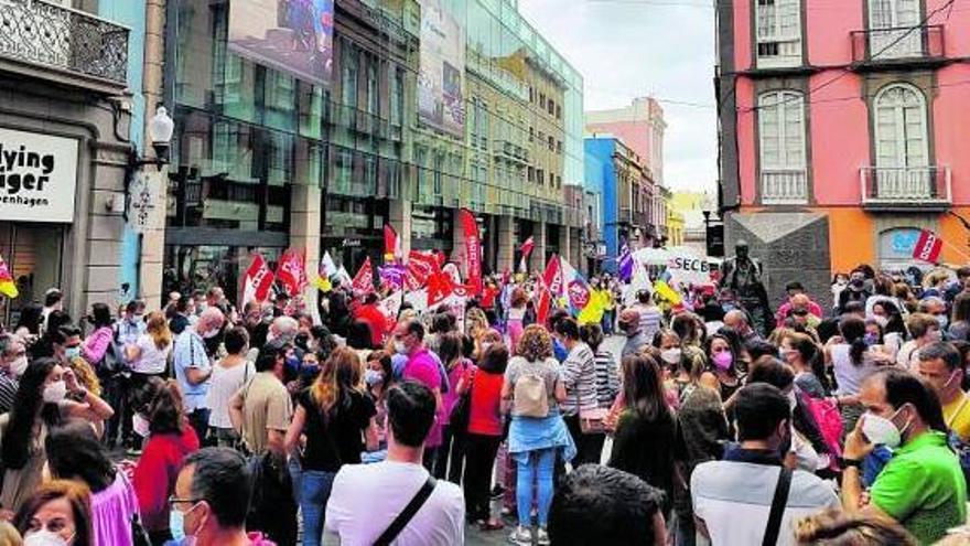 Protesta de los empleados de CaixaBank ante la sede de la entidad en Las Palmas. | | ED