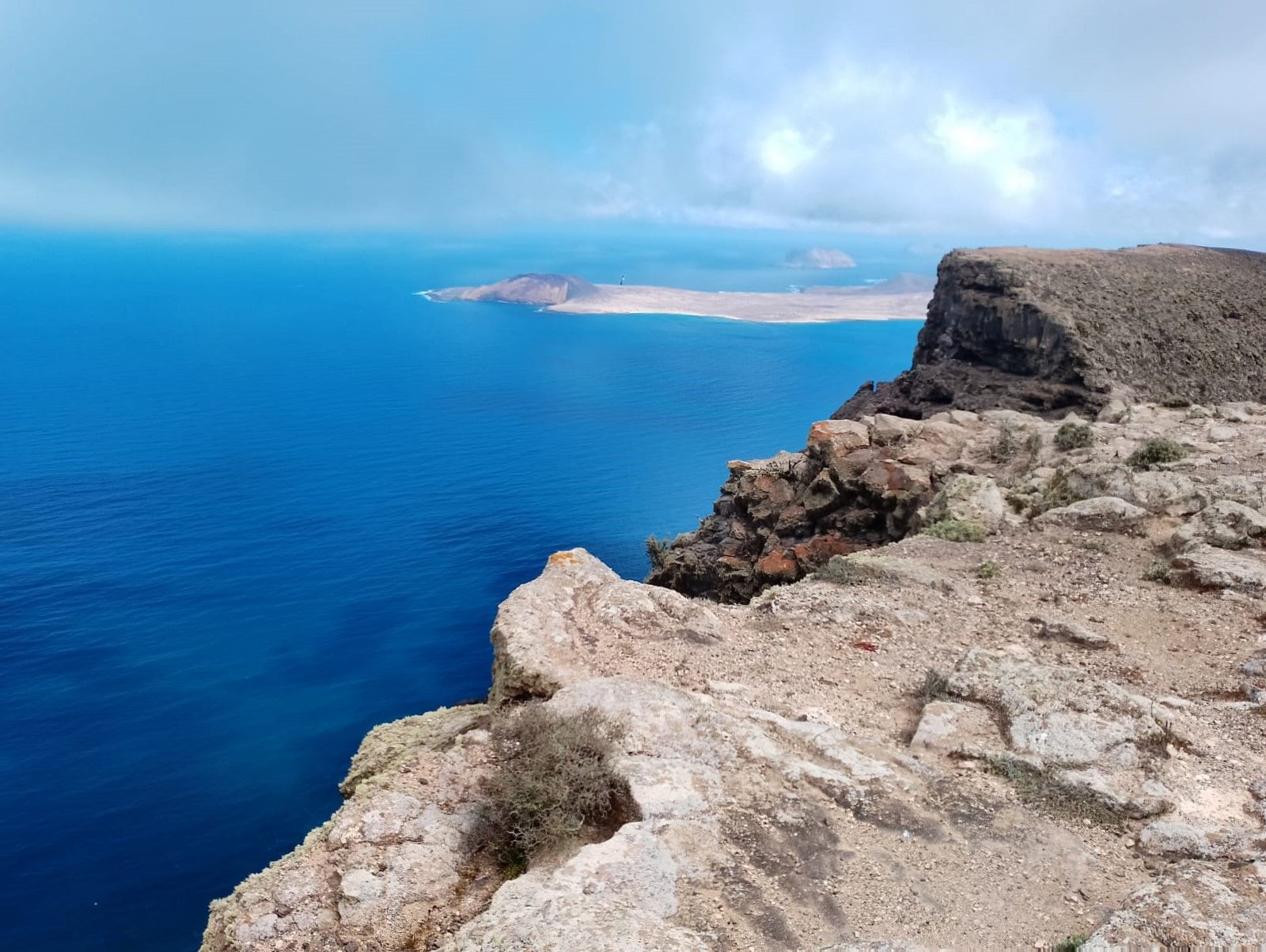 Vista de Famara y el Archipiélago Chinijo desde Montaña Gallo