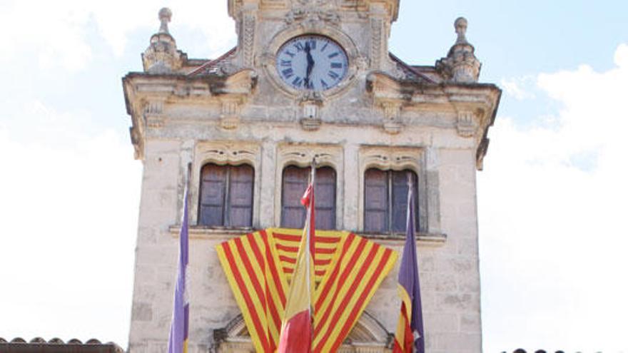 Los sueldos del secretario y la interventora de Alcúdia enfurecen a los lectores