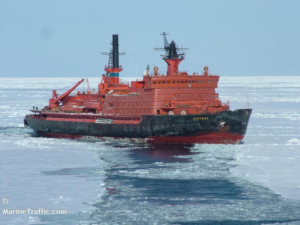 Barco rompehielos en el Ártico