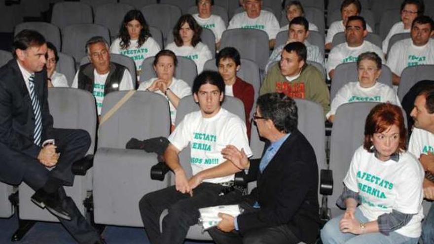 Miguel Ortiz, a la izquierda, junto a los pequeños propietarios de la sierra de Bernia afectados, en 2007.