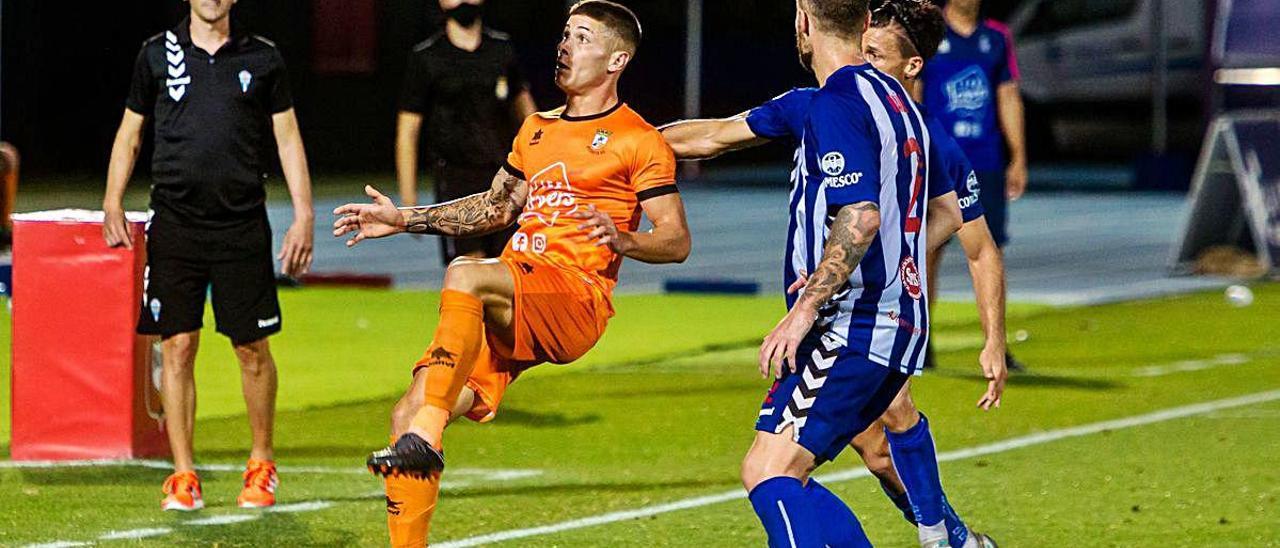 El Atzeneta en el partido por el ascenso ante el Alcoyano, en el estadio de La Nucía.