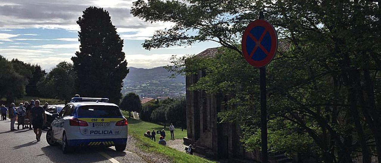 La Policía, tras  llegar al monumento. |  LNE