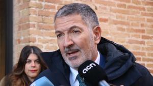 El conseller dEmpresa i Treball, Miquel Sàmper, atenent els mitjans de comunicació